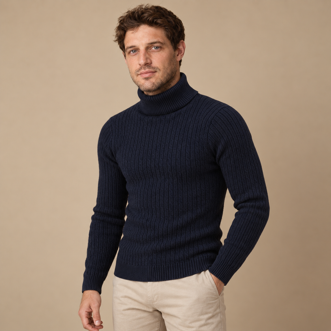Rullekravesweater til herre i kabelstrik