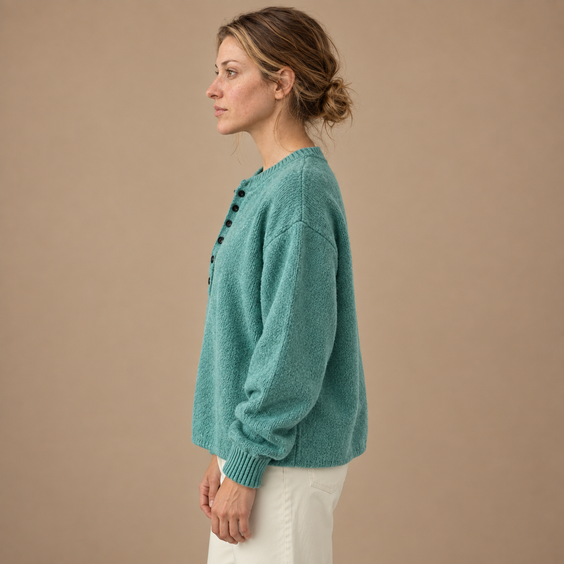 Strikket sweater til dame med V-hals og knapper