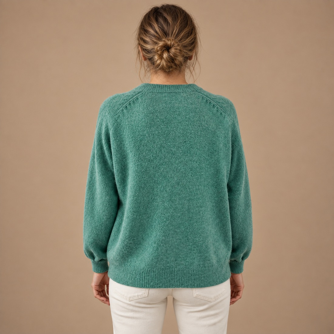 Strikket sweater til dame med V-hals og knapper