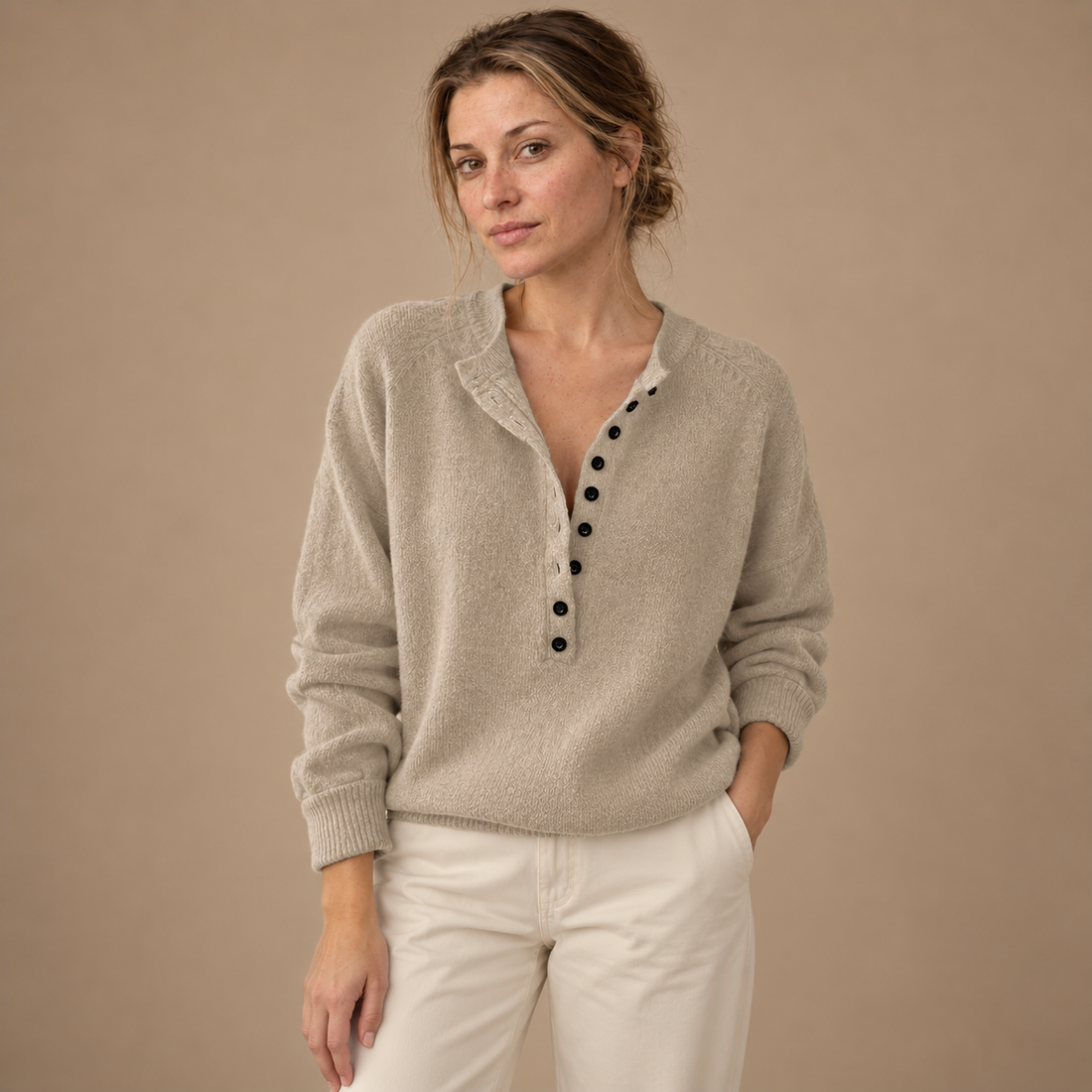 Strikket sweater til dame med V-hals og knapper
