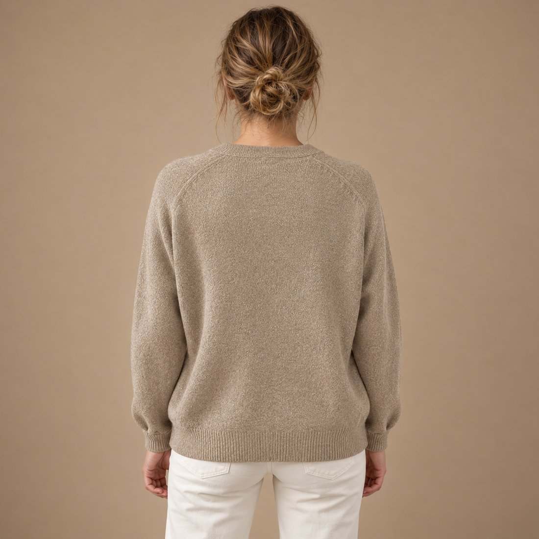Strikket sweater til dame med V-hals og knapper