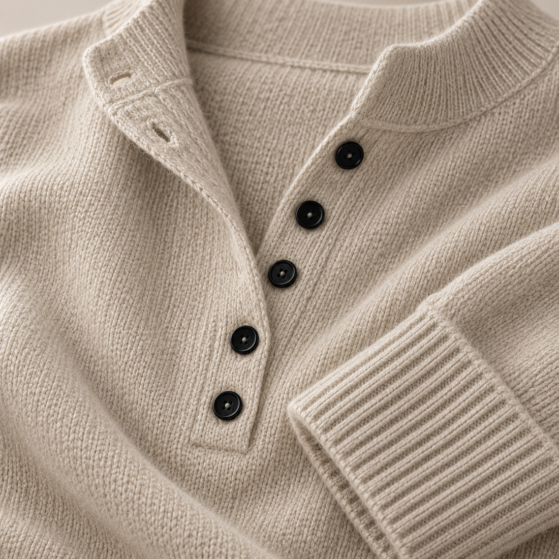 Strikket sweater til dame med V-hals og knapper