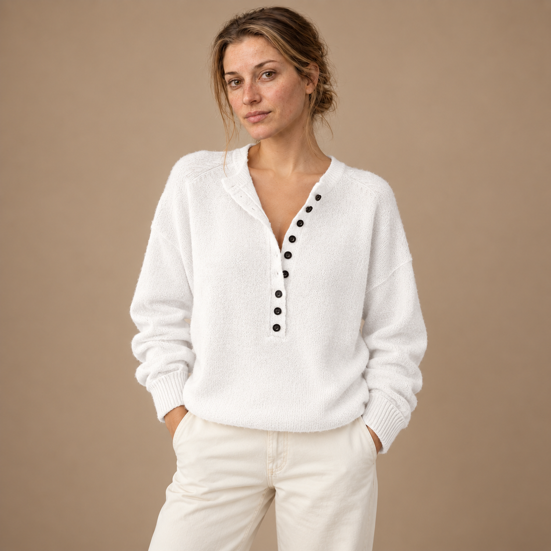 Strikket sweater til dame med V-hals og knapper