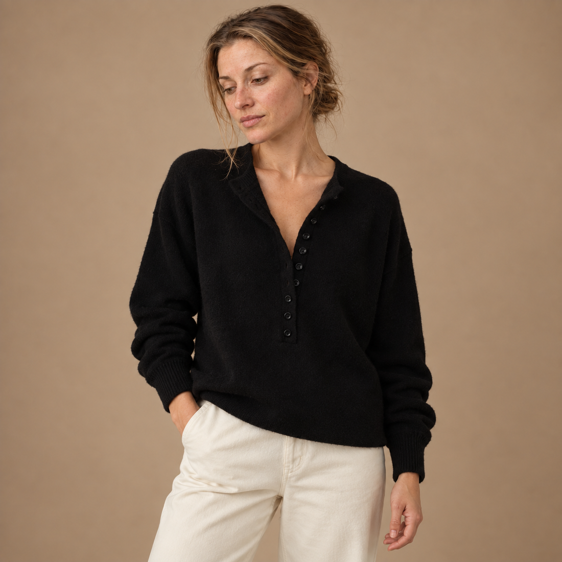 Strikket sweater til dame med V-hals og knapper