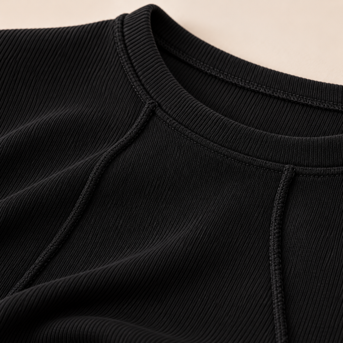 Langærmet croptop til dame i ribstrik