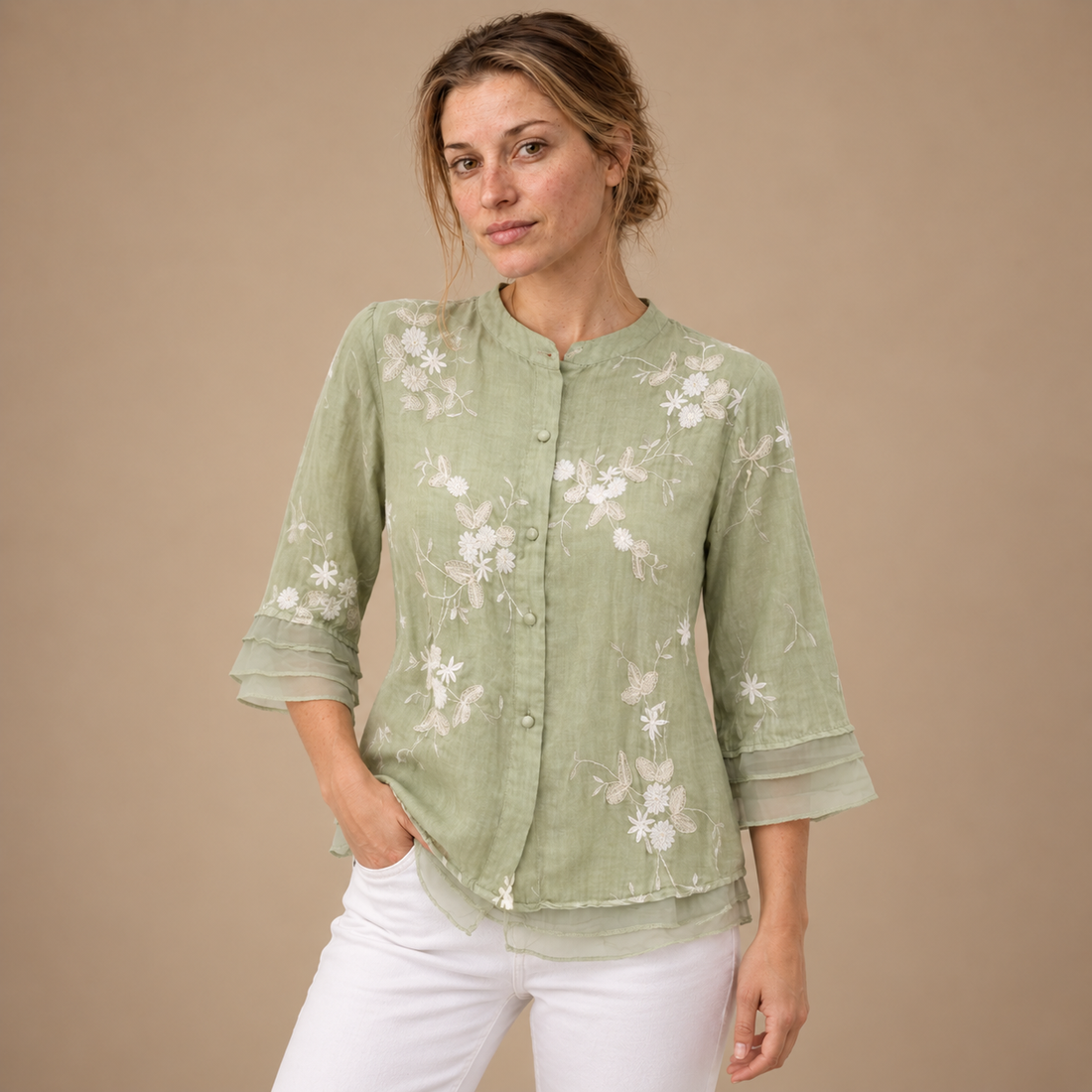 Bluse til dame med blomsterbroderi og trekvartærmer