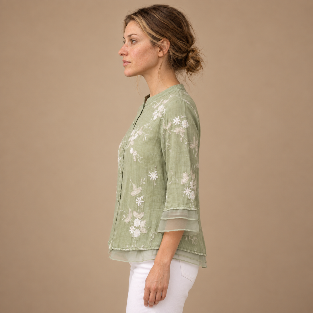 Bluse til dame med blomsterbroderi og trekvartærmer