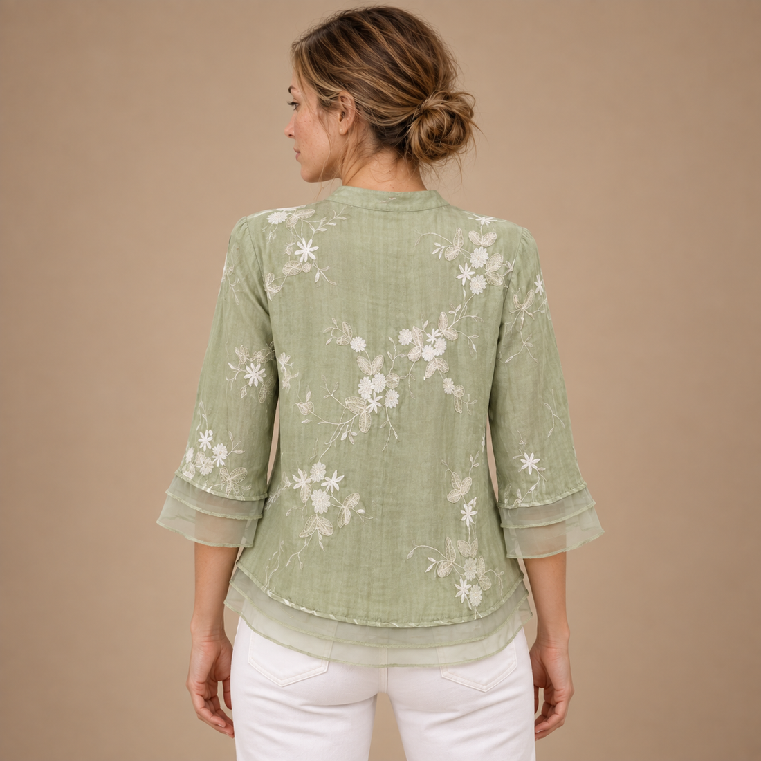 Bluse til dame med blomsterbroderi og trekvartærmer