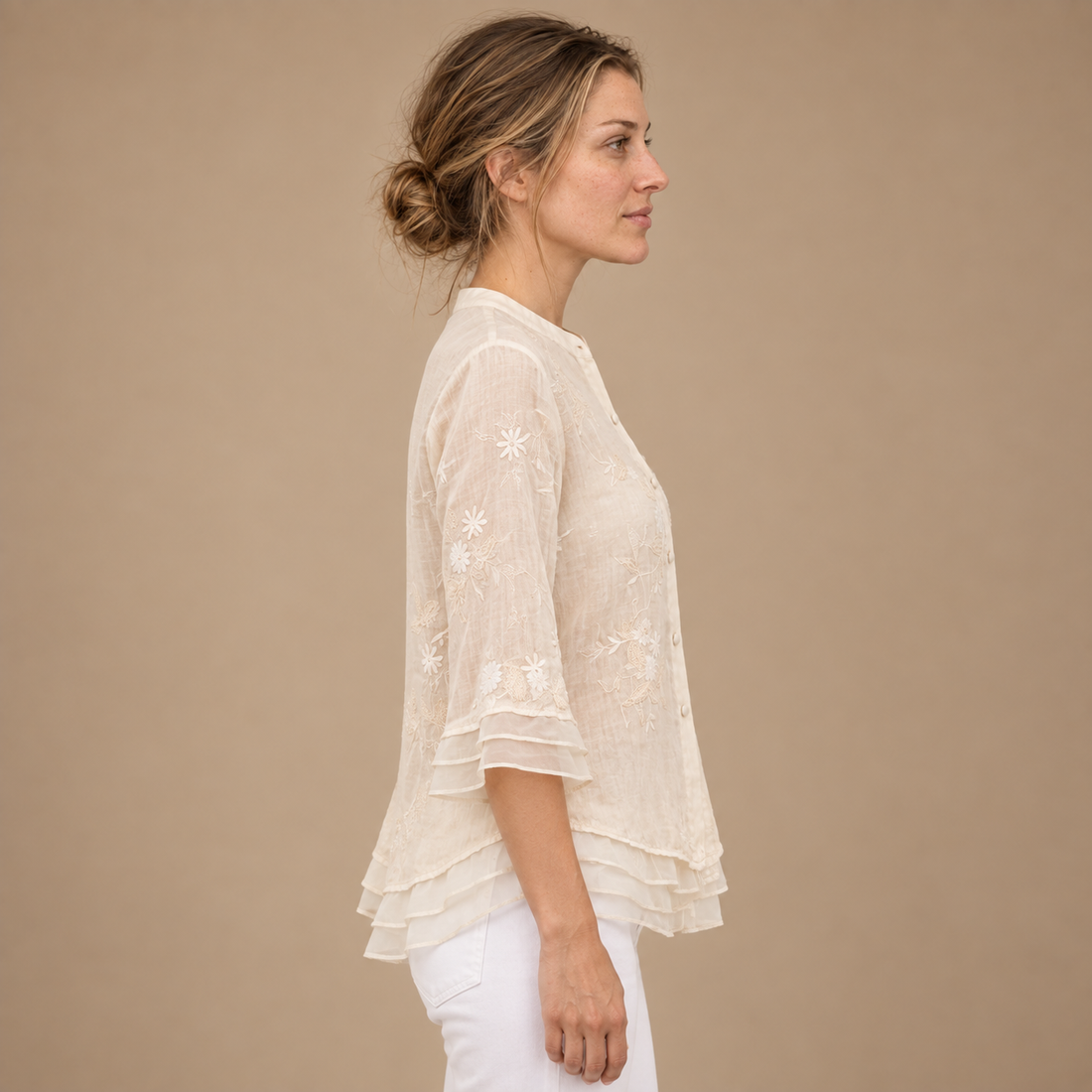 Bluse til dame med blomsterbroderi og trekvartærmer
