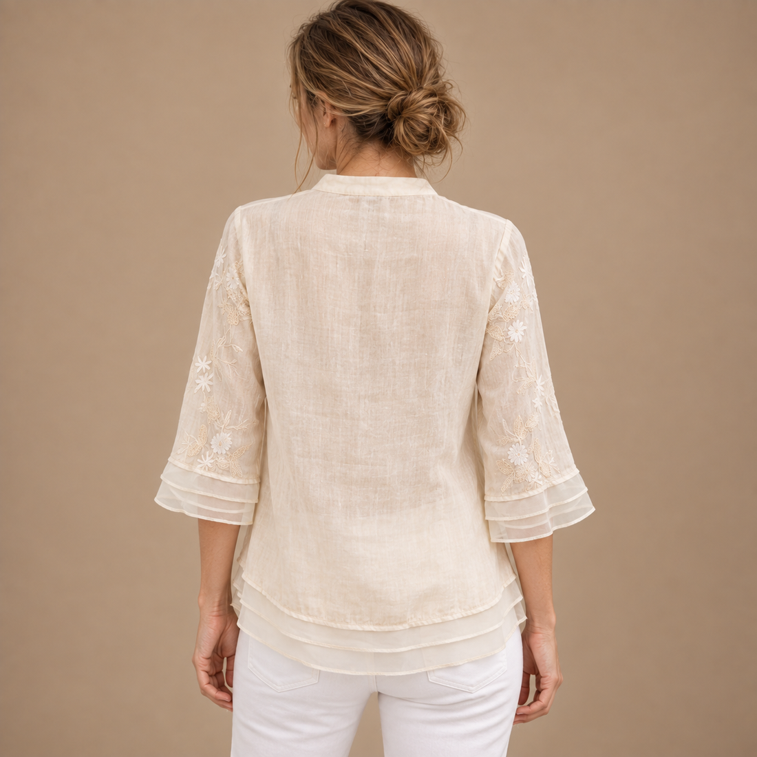 Bluse til dame med blomsterbroderi og trekvartærmer