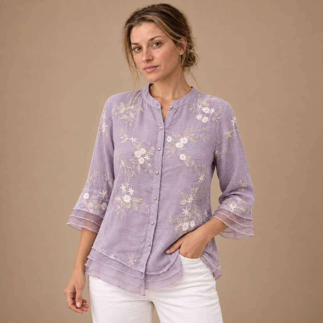 Bluse til dame med blomsterbroderi og trekvartærmer