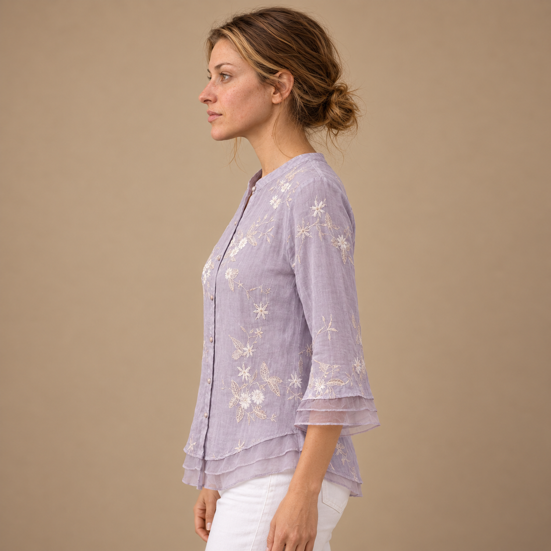 Bluse til dame med blomsterbroderi og trekvartærmer