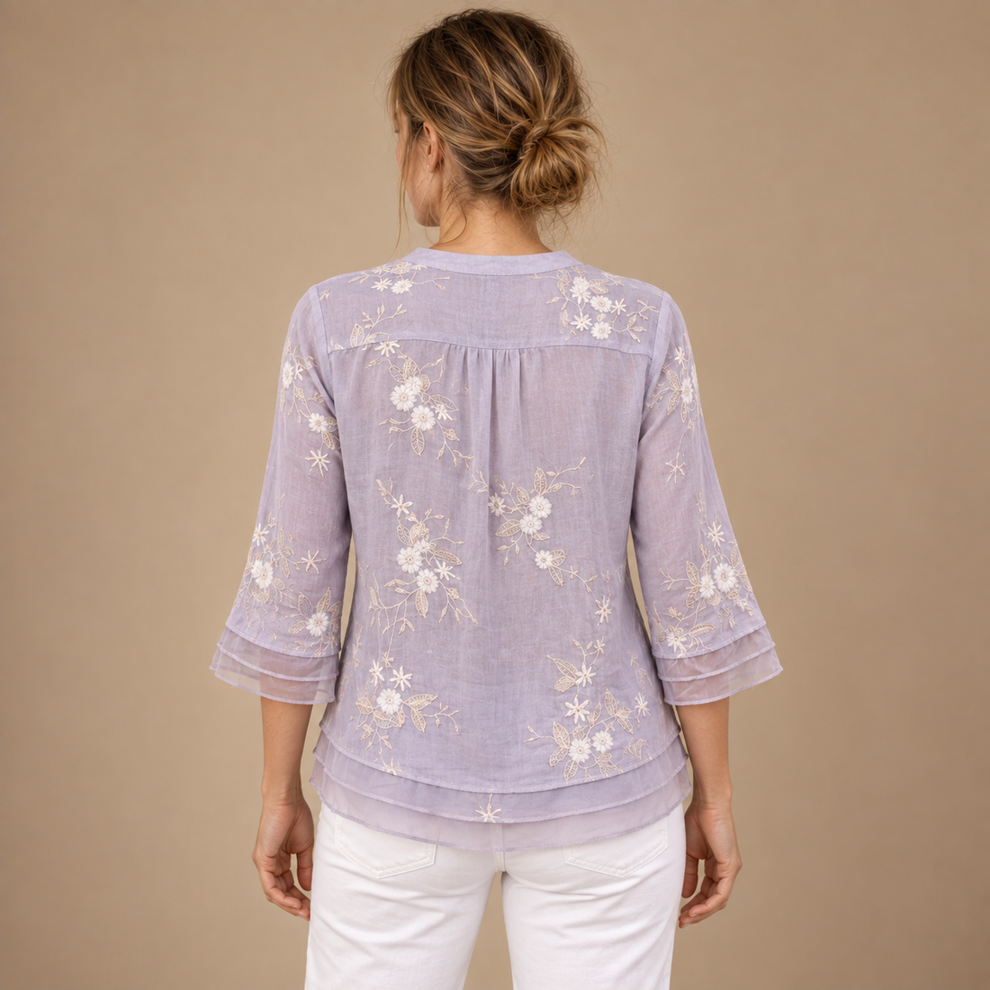 Bluse til dame med blomsterbroderi og trekvartærmer