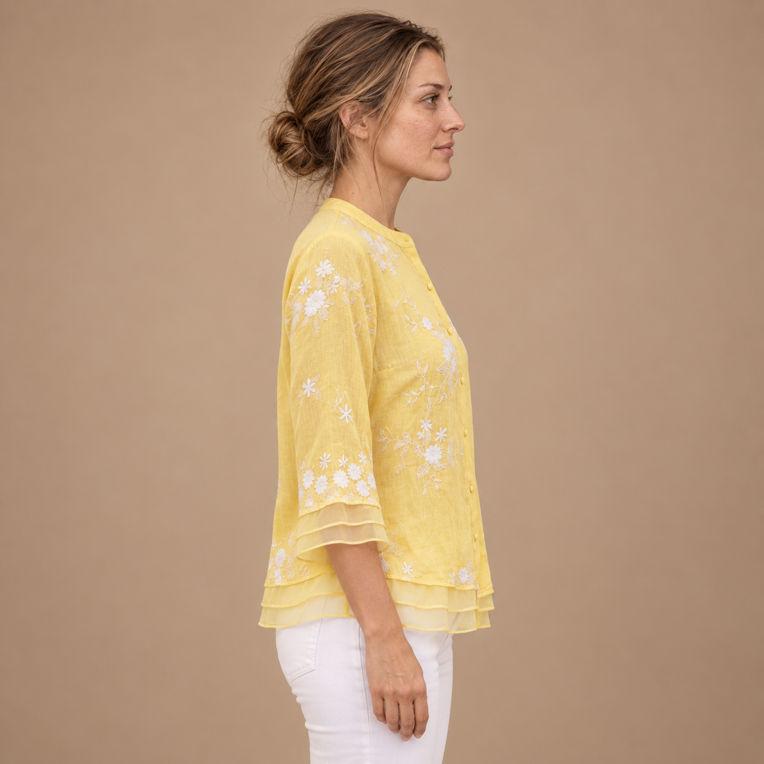 Bluse til dame med blomsterbroderi og trekvartærmer