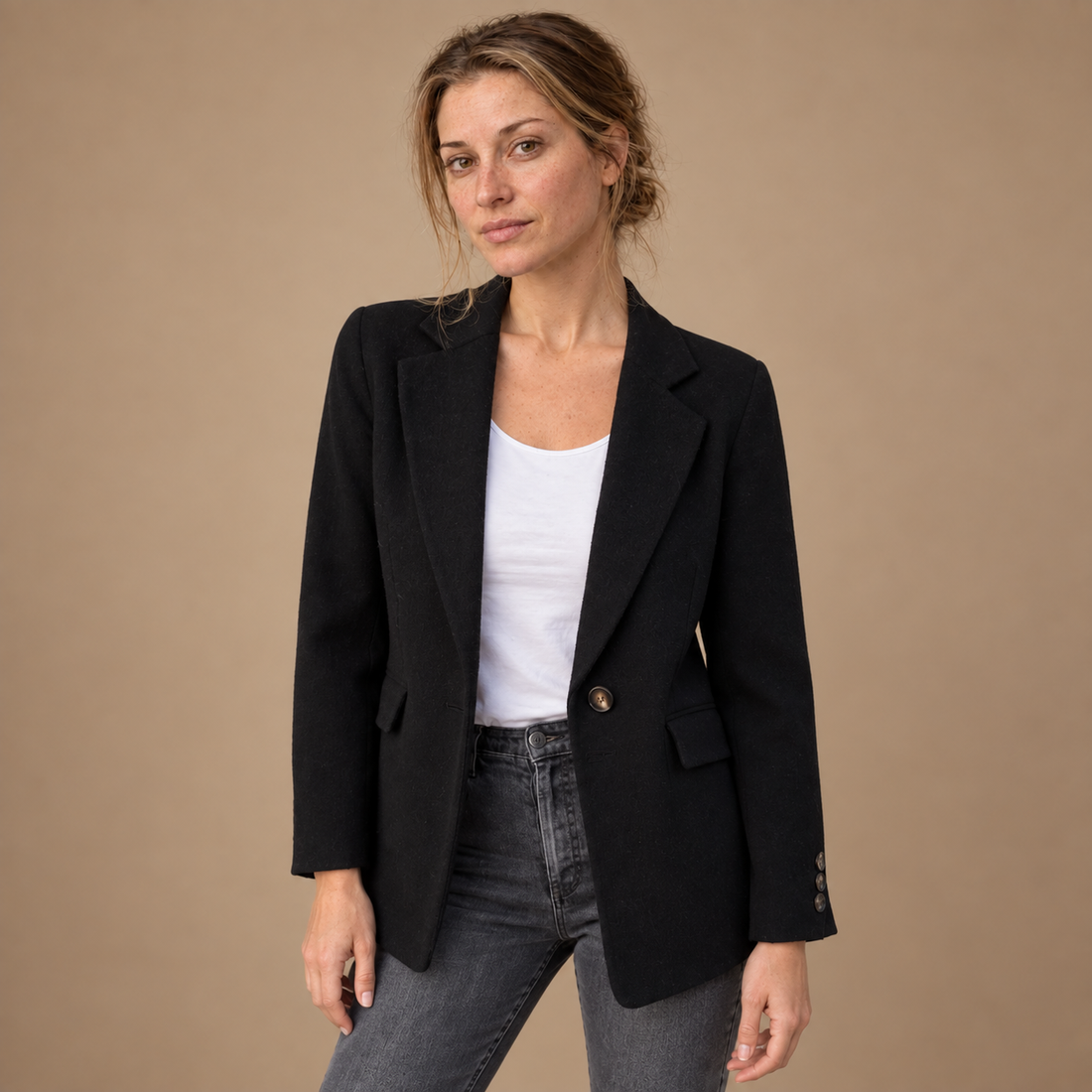 Let blazer til dame i skræddersyet snit
