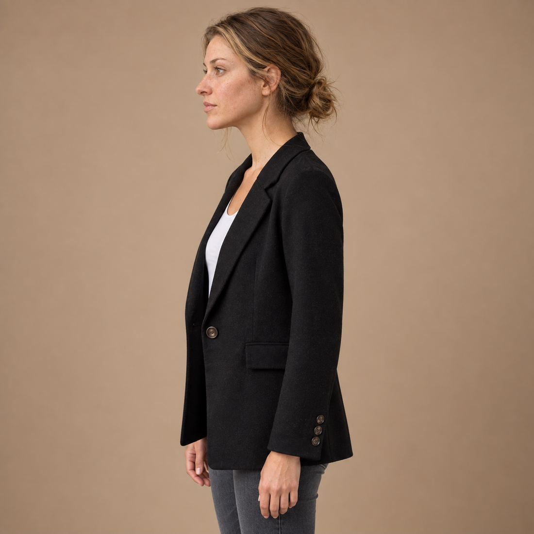 Let blazer til dame i skræddersyet snit