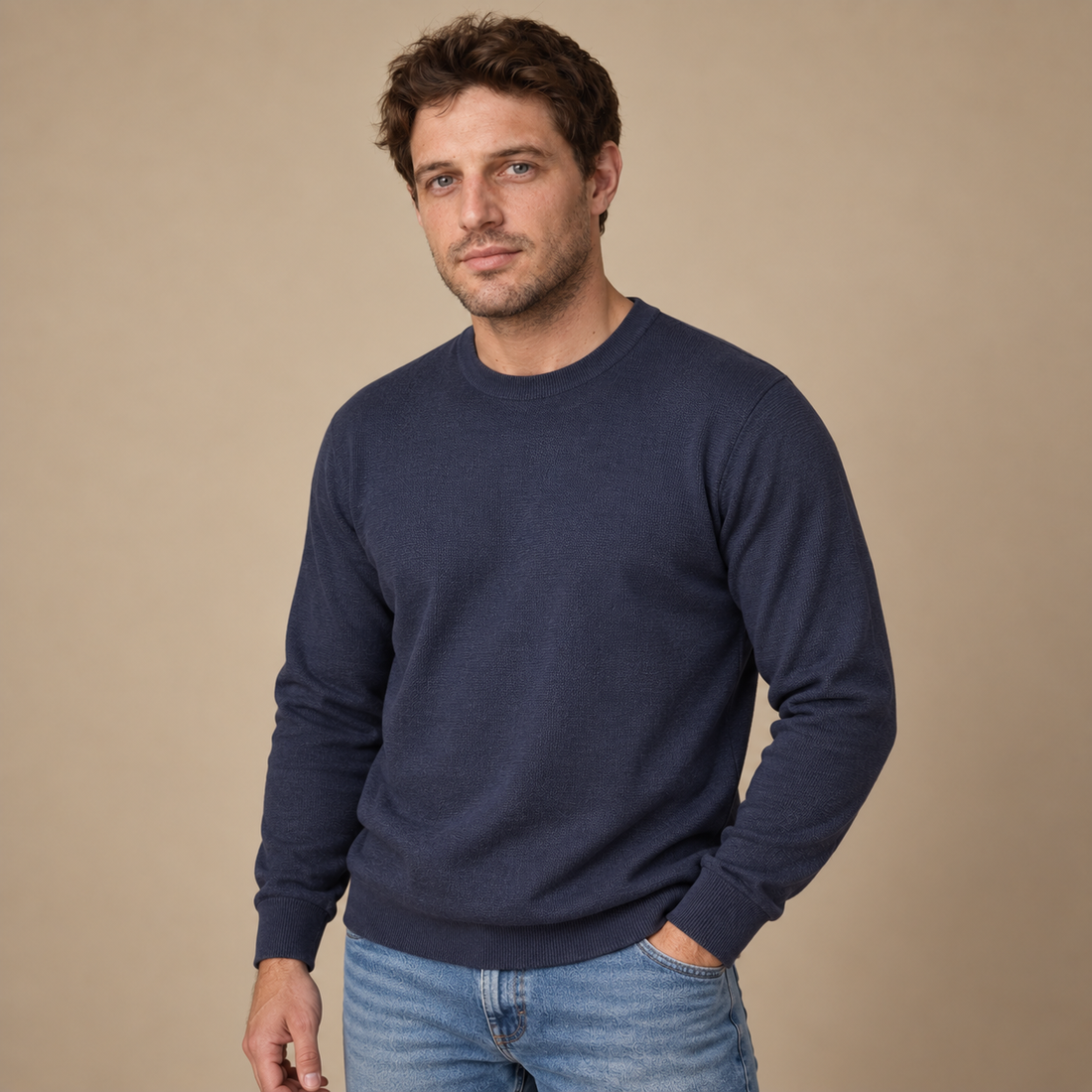 Herresweater med rund hals og tætsiddende pasform