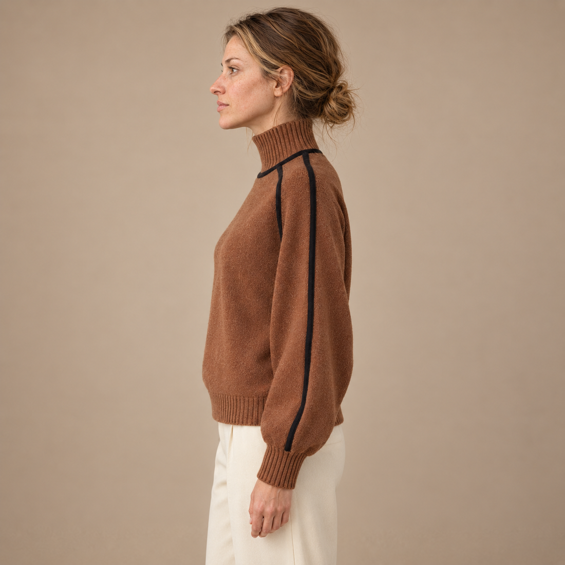 Rullekravesweater til dame med figurnær pasform