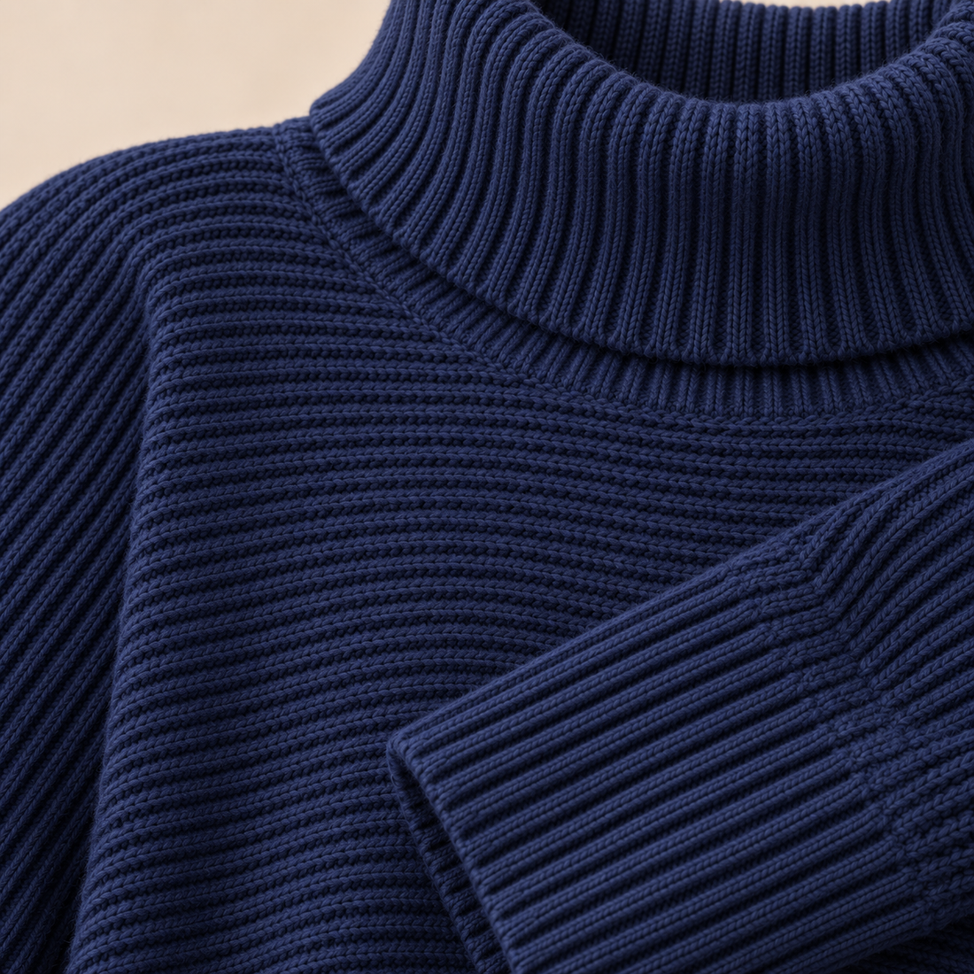 Rullekravesweater til dame med slidser i siden