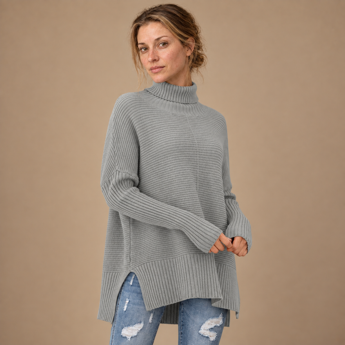 Rullekravesweater til dame med slidser i siden