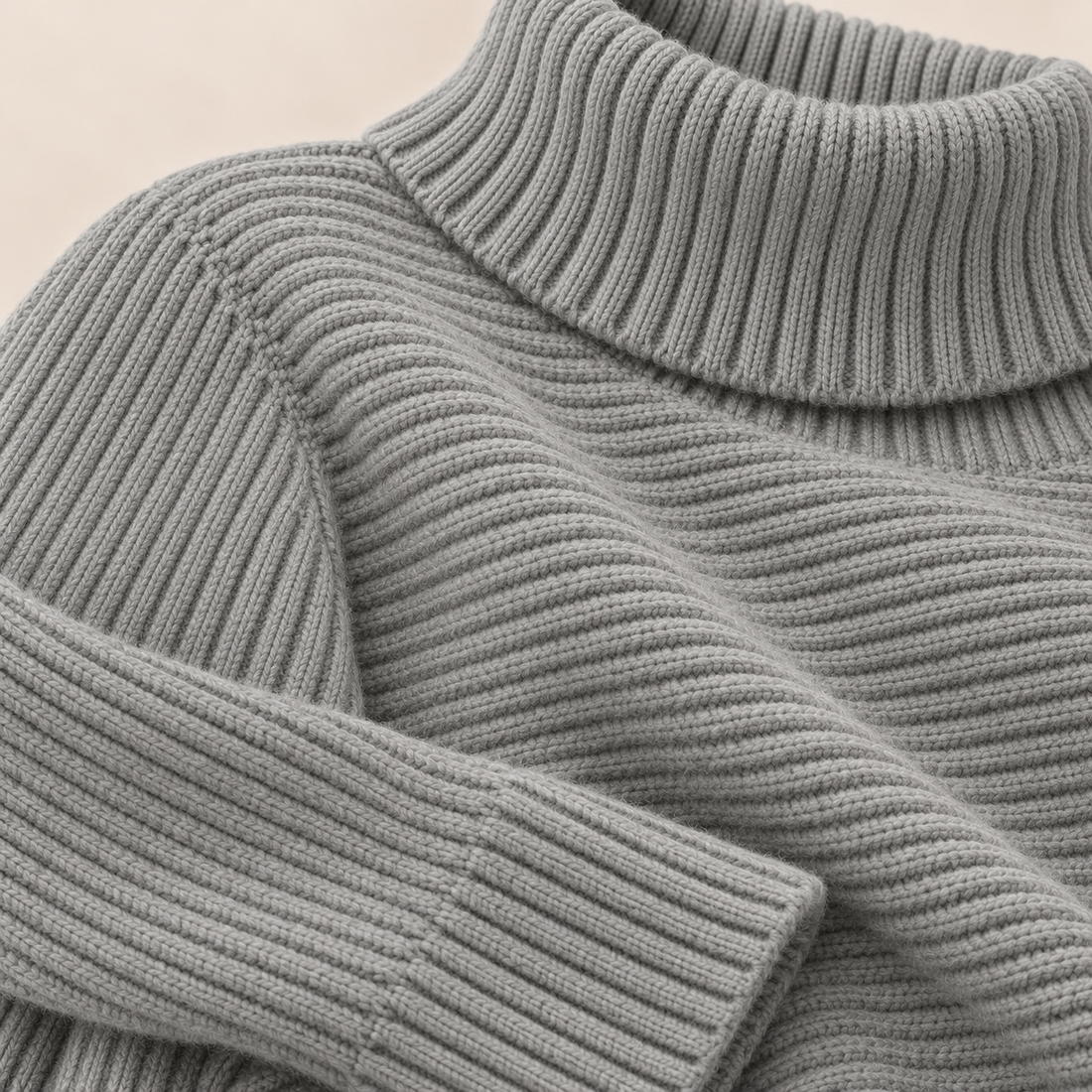 Rullekravesweater til dame med slidser i siden