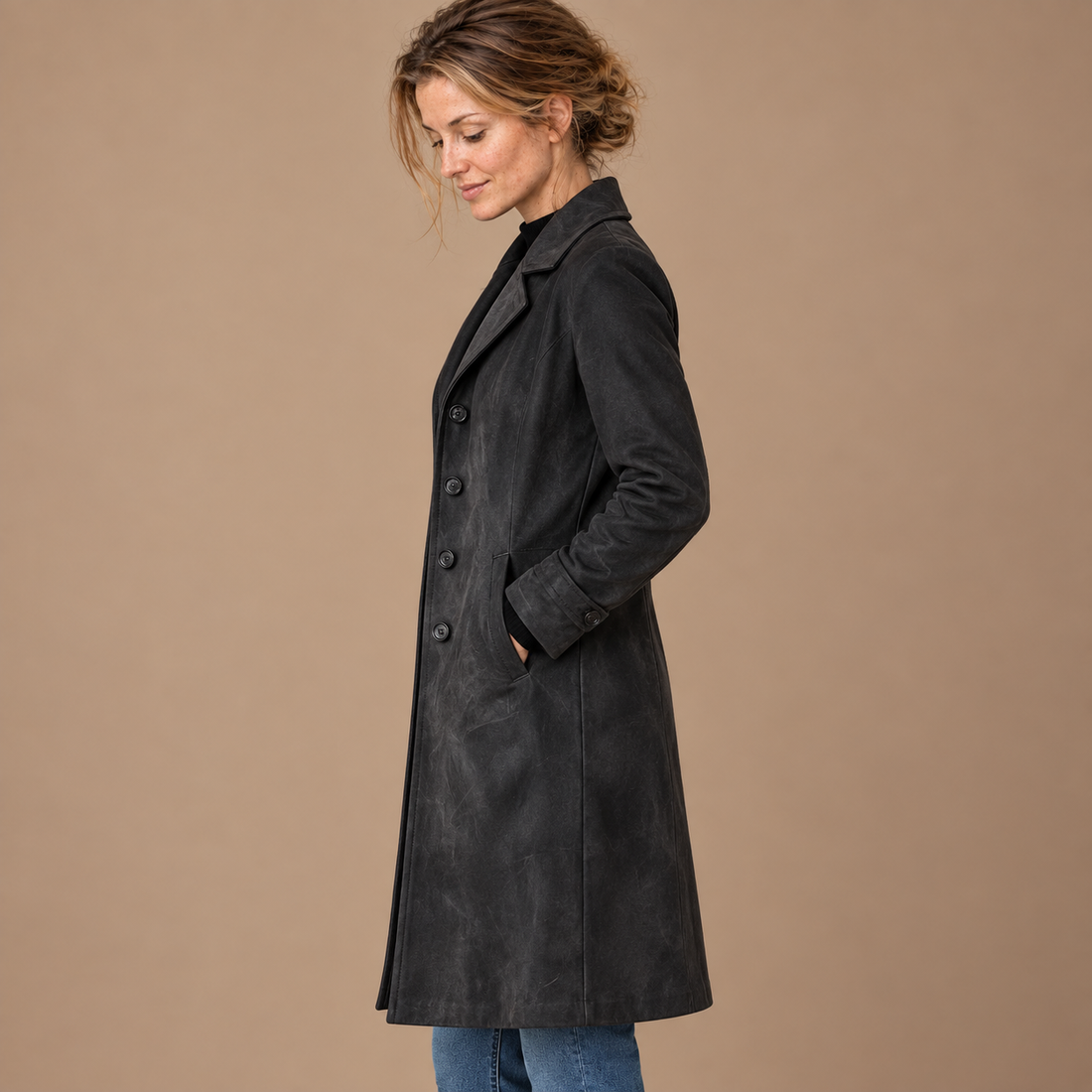 Trenchcoat til dame med bindebælte og bred reverskrave