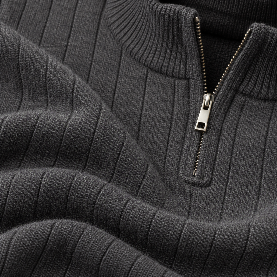 Strikket herresweater med struktureret pasform