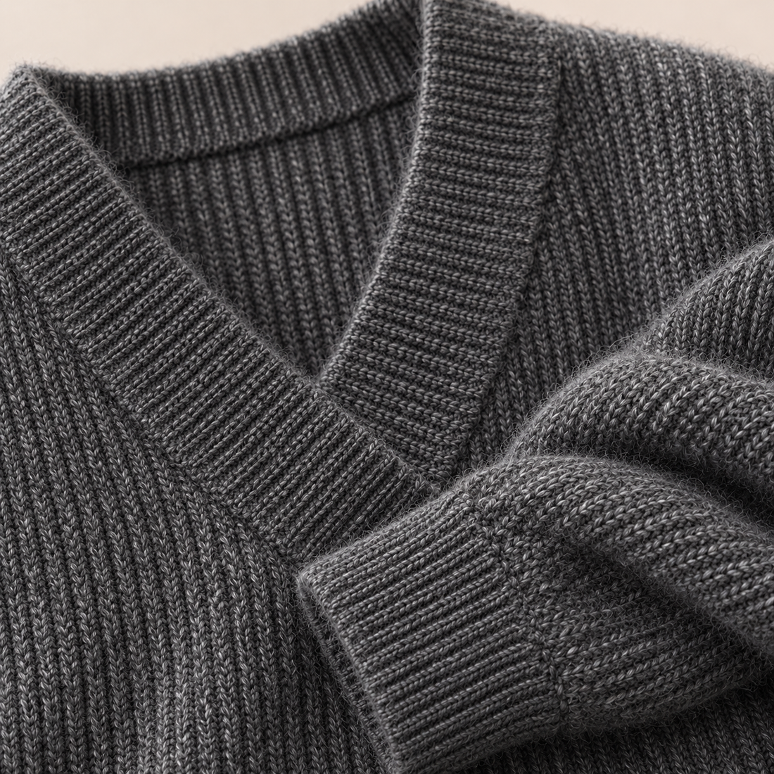 Damesweater med V-hals og slank pasform