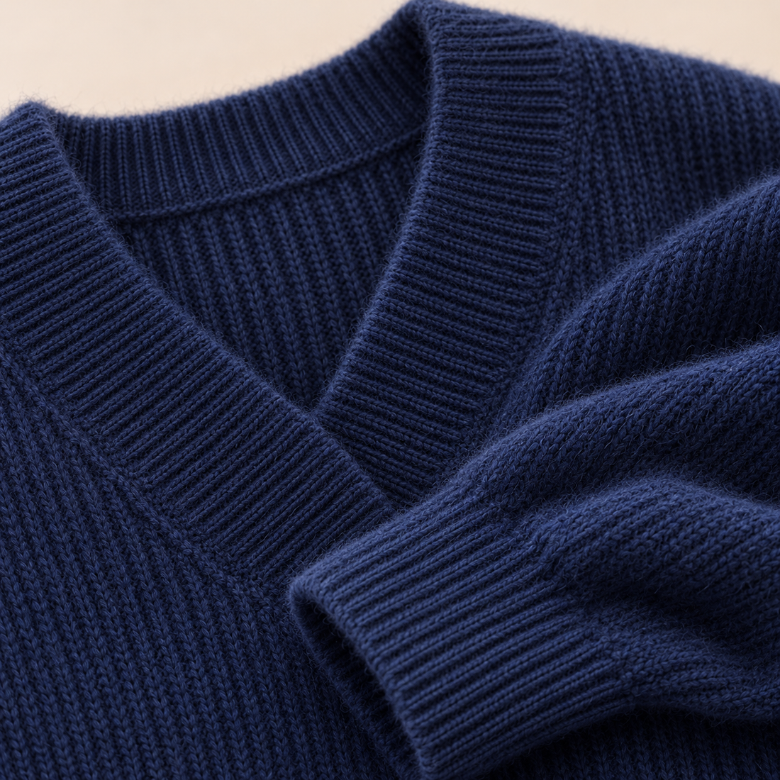 Damesweater med V-hals og slank pasform
