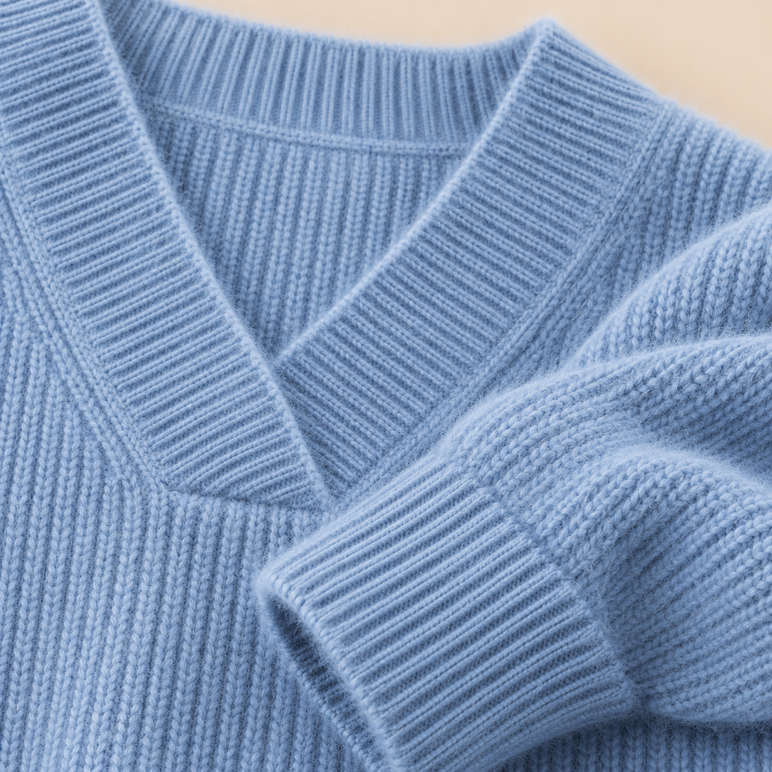 Damesweater med V-hals og slank pasform