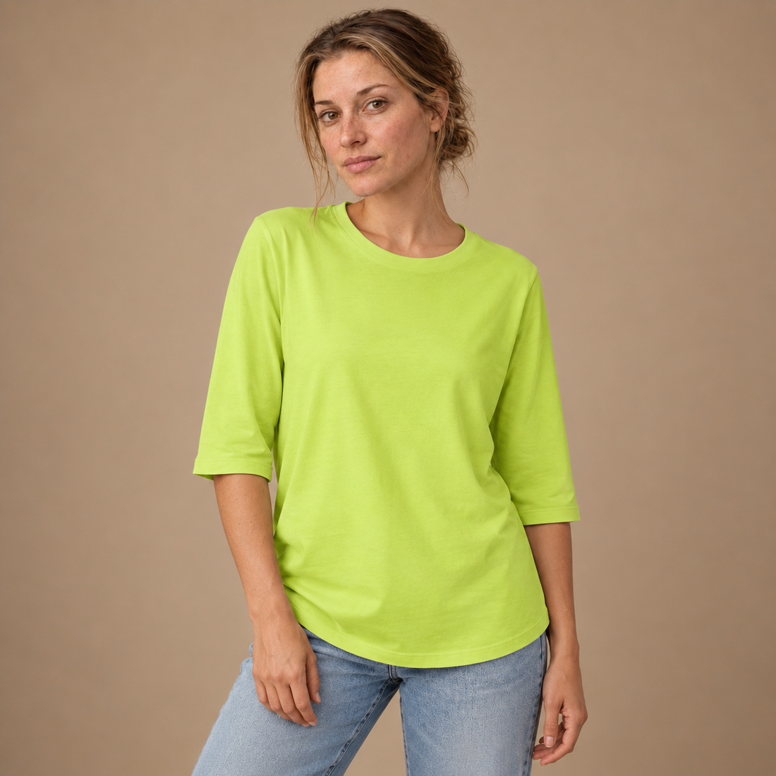 T-shirt til dame med rund hals og trekvartærmer