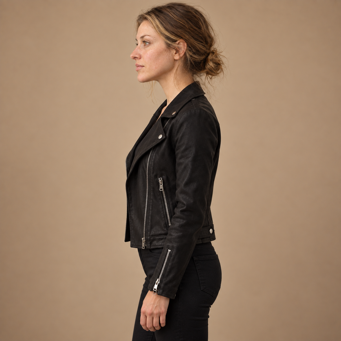 Læderjakke til dame i bikerstil
