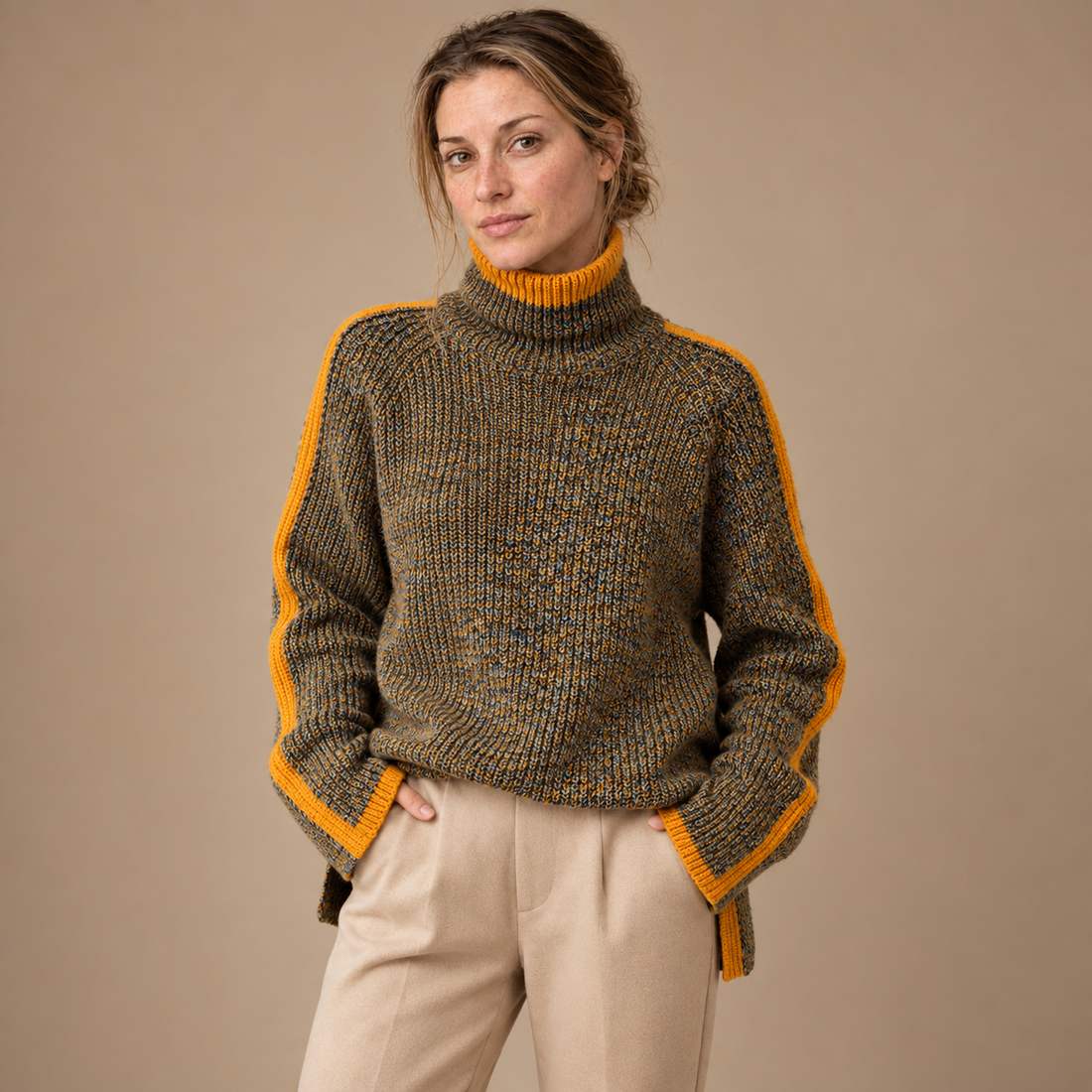 Ribstrikket rullekravesweater til dame med slidser