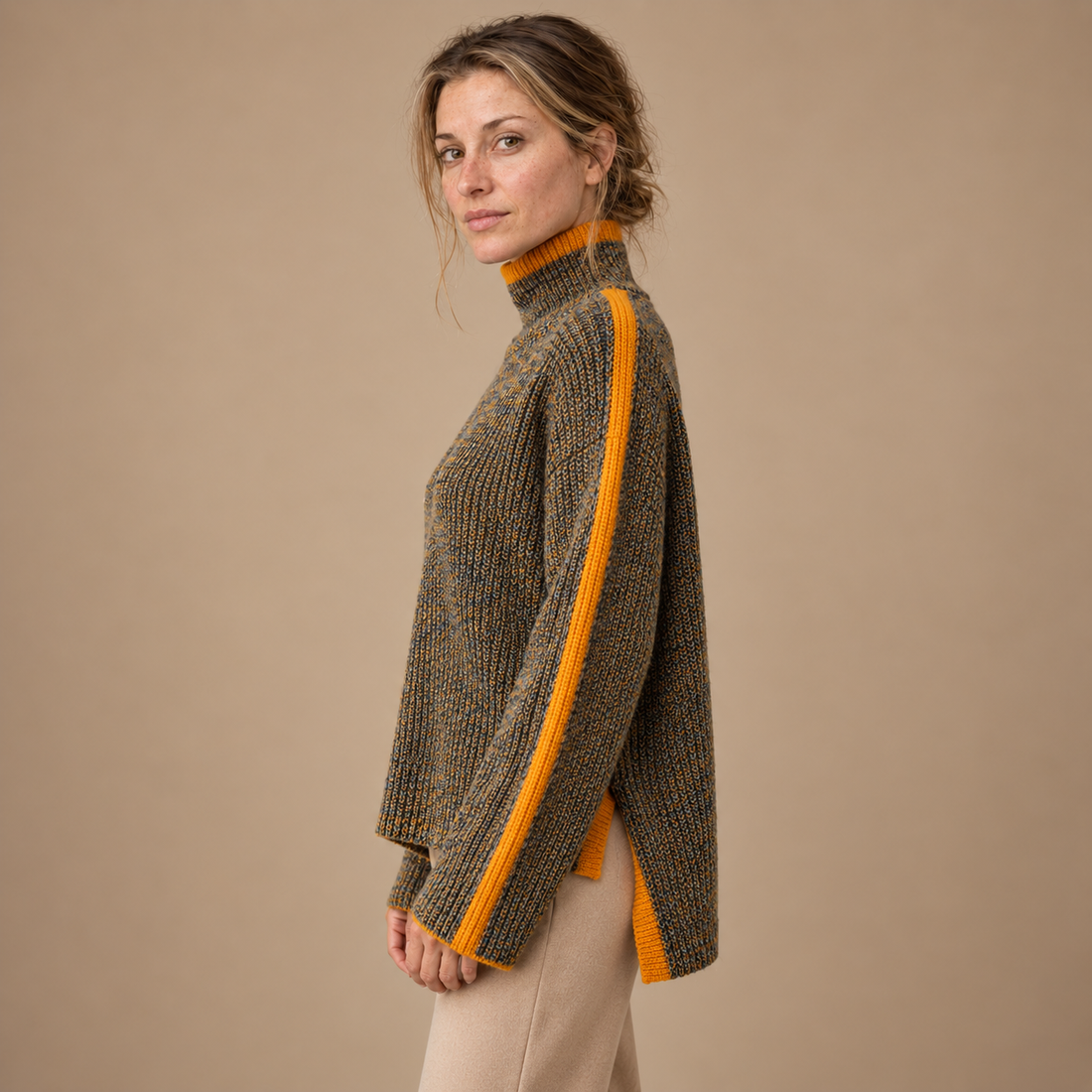 Ribstrikket rullekravesweater til dame med slidser