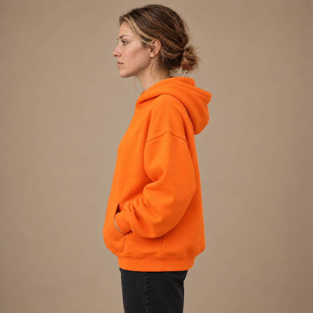 Oversized hættetrøje til dame med rygprint
