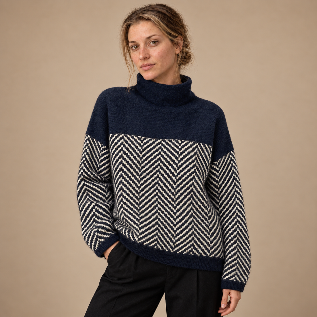 Damesweater med rullekrave og zigzagmønster