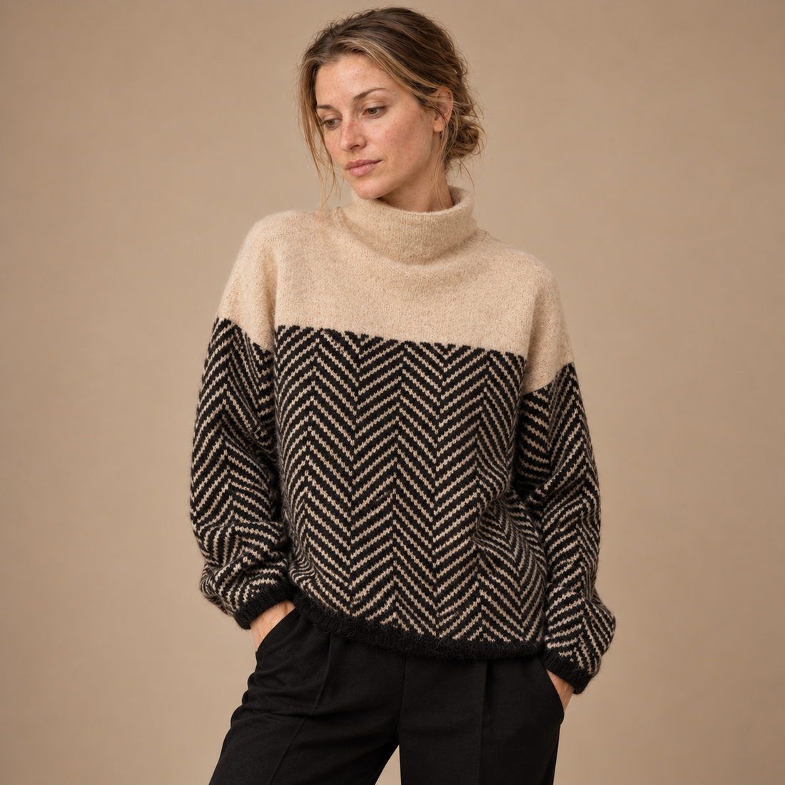 Damesweater med rullekrave og zigzagmønster