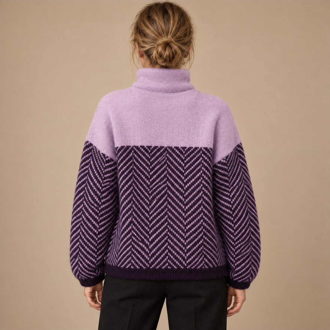 Damesweater med rullekrave og zigzagmønster