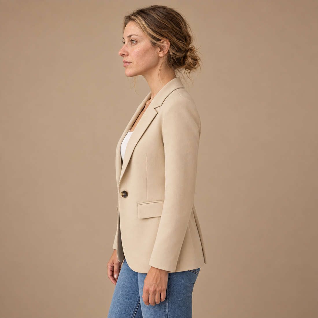 Taljeret blazer til dame med revers og klaplommer