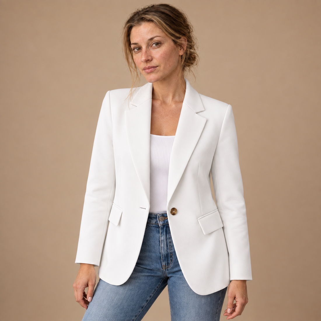 Taljeret blazer til dame med revers og klaplommer