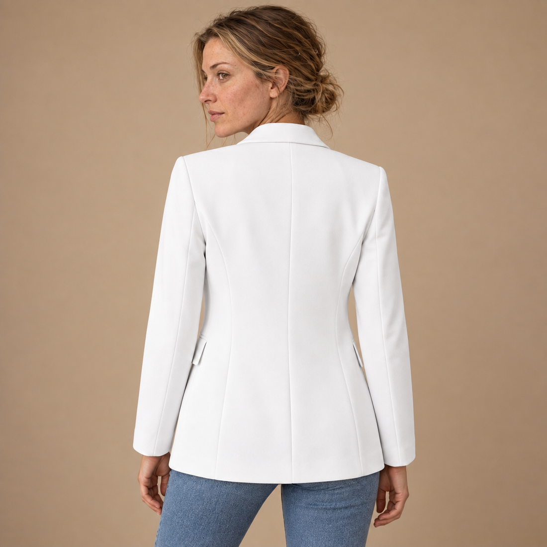 Taljeret blazer til dame med revers og klaplommer