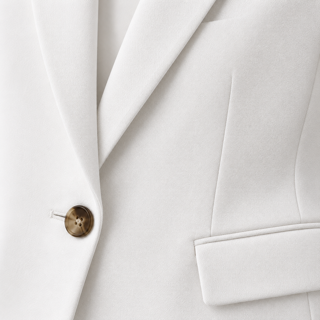 Taljeret blazer til dame med revers og klaplommer