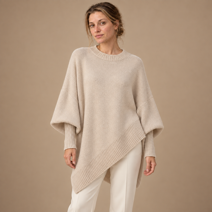 Oversized sweater til dame med asymmetrisk kant