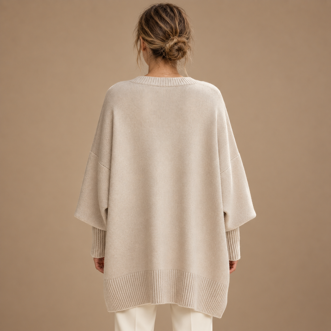Oversized sweater til dame med asymmetrisk kant