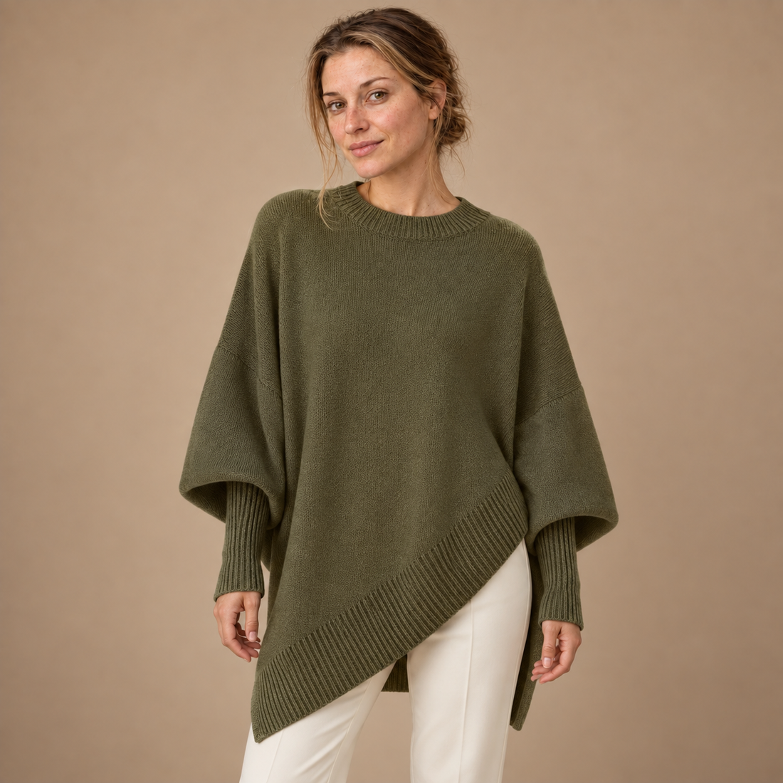 Oversized sweater til dame med asymmetrisk kant