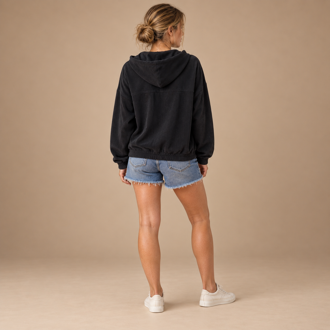 Hoodie til dame med bredt snit
