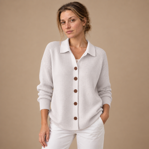 Strikbluse til dame med polokrave og knapper