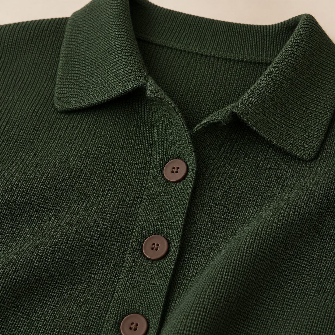 Strikbluse til dame med polokrave og knapper