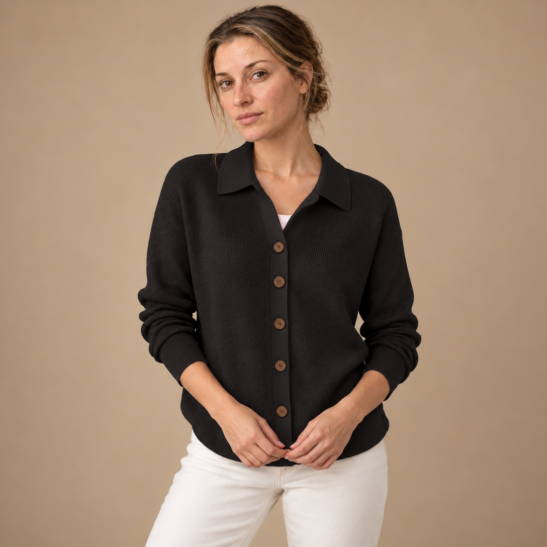 Strikbluse til dame med polokrave og knapper