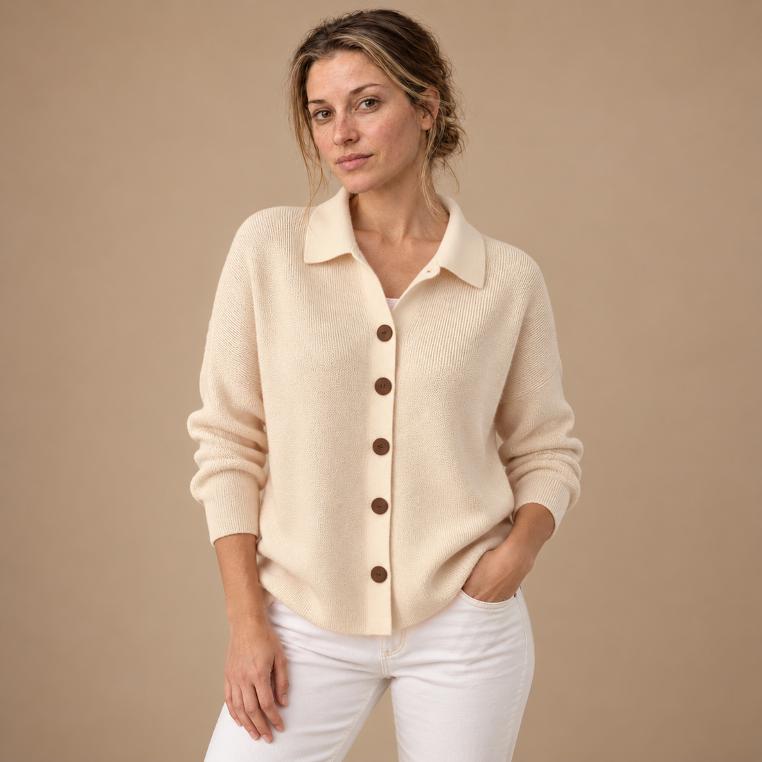 Strikbluse til dame med polokrave og knapper